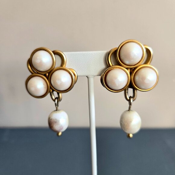 Martha Sturdy Vancouver large 1980s gold tone and faux pearls clip on earrings. - Picture 1 of 9